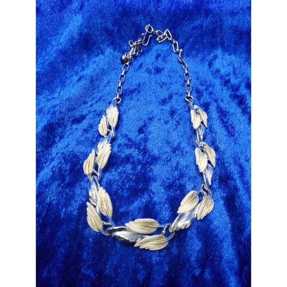 Vintage Mid Century Silver Tone and Enamel 3 Leaf Cluster Choker Necklace adjust - Picture 2 of 5